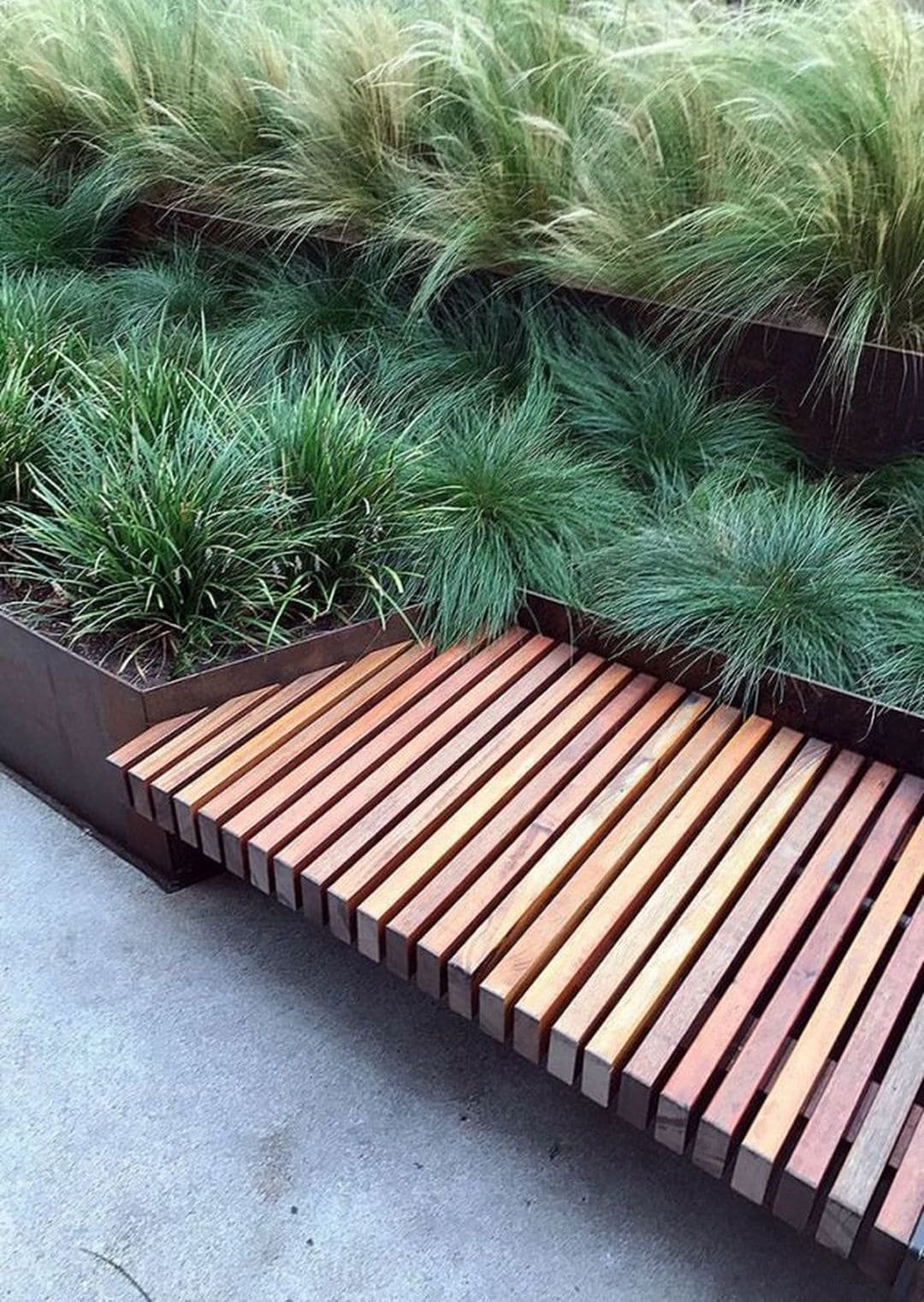 Vyvýšené záhony ocení i milovníci okrasných rostlin