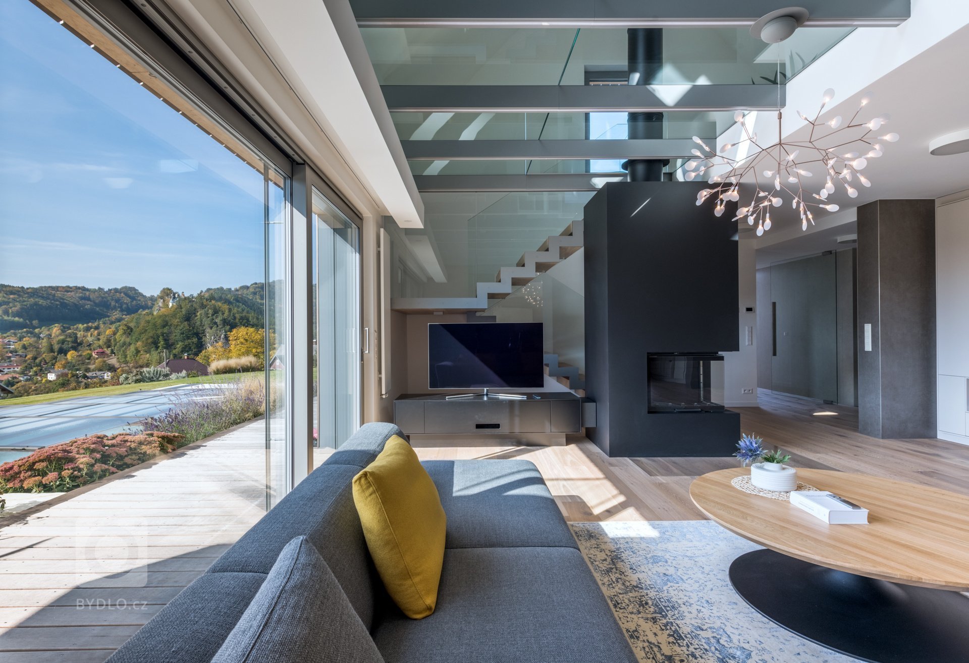 Hlavním motivem pro ztvárnění interiéru byl respekt k okolní přírodě a používání přírodních materiálů. Proto architekt zvolil jako nosné motivy dubové dřevo,…