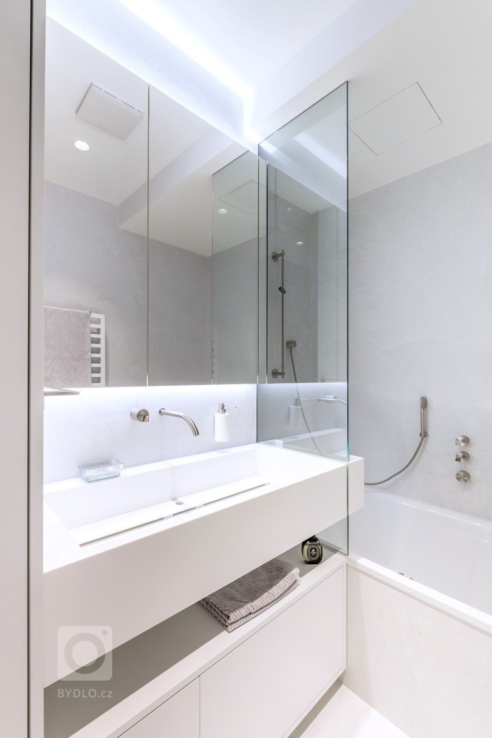 Cílem projektu bylo navrhnout byt pro mladou rodinu s dětmi tak, aby vše mělo jasnou koncepci, co se týká uspořádání, funkčnosti a kvality použitých materiálů.…