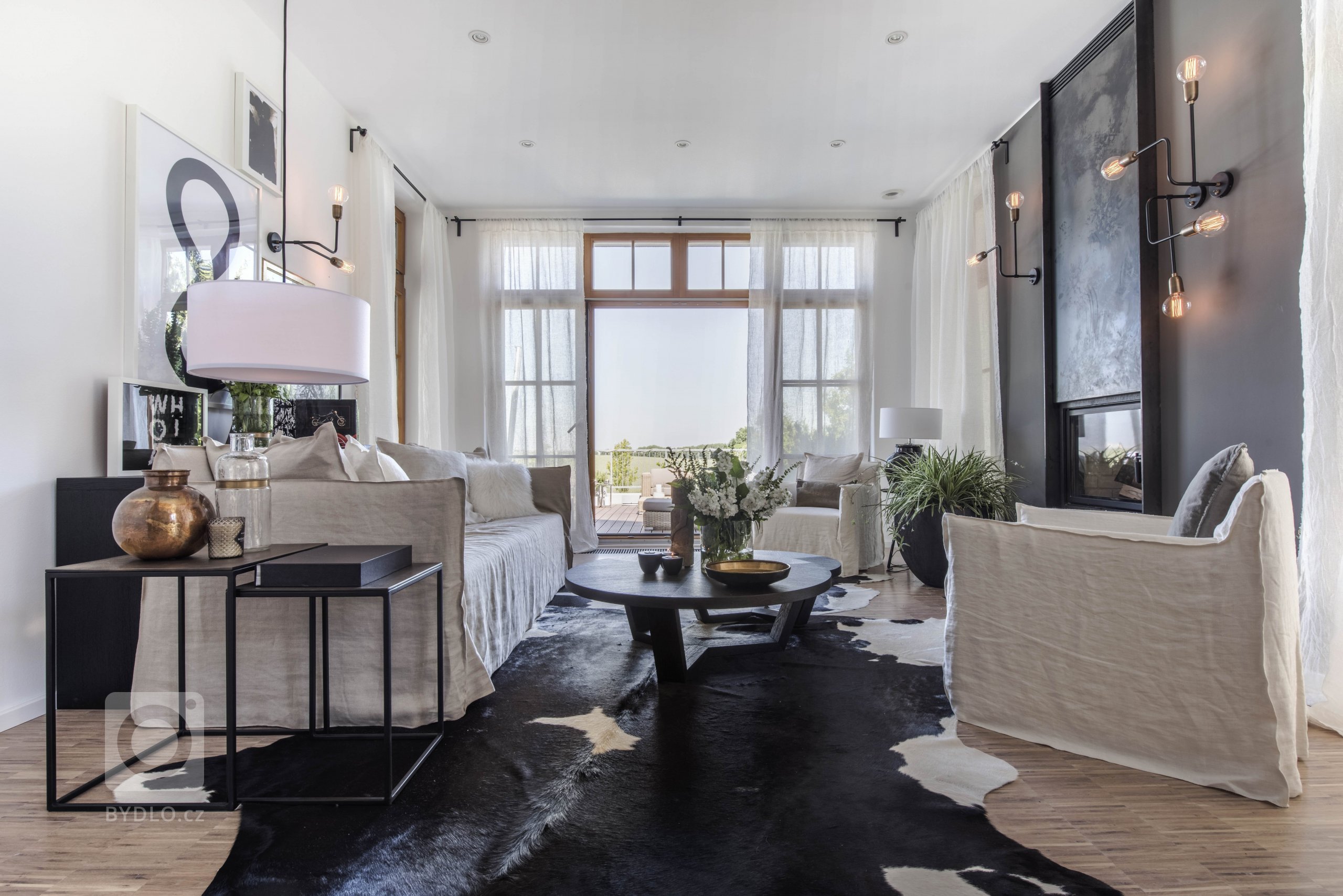 Majitel bytu žije střídavě v Čechách a v tropickém bungalovu v Miami na Floridě. Za oceán ho už před mnoha lety odvedla studia a byznys. Doma se ovšem cítí v…