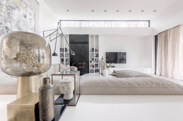 Dispozice domu je rozdělena do dvou podlaží. Strohá geometrie s pravoúhlými liniemi nábytku a prostorové bílé struktury probíhají interiérem a tím celý prostor…