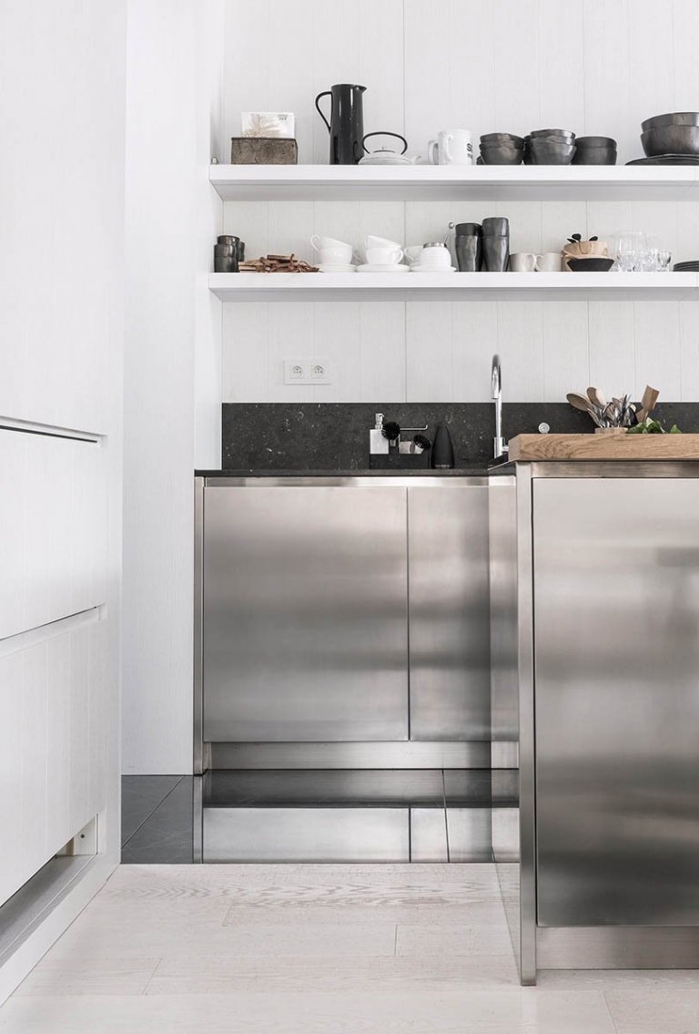 Dispozice domu je rozdělena do dvou podlaží. Strohá geometrie s pravoúhlými liniemi nábytku a prostorové bílé struktury probíhají interiérem a tím celý prostor…