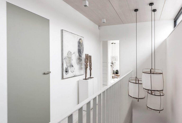 Dispozice domu je rozdělena do dvou podlaží. Strohá geometrie s pravoúhlými liniemi nábytku a prostorové bílé struktury probíhají interiérem a tím celý prostor…