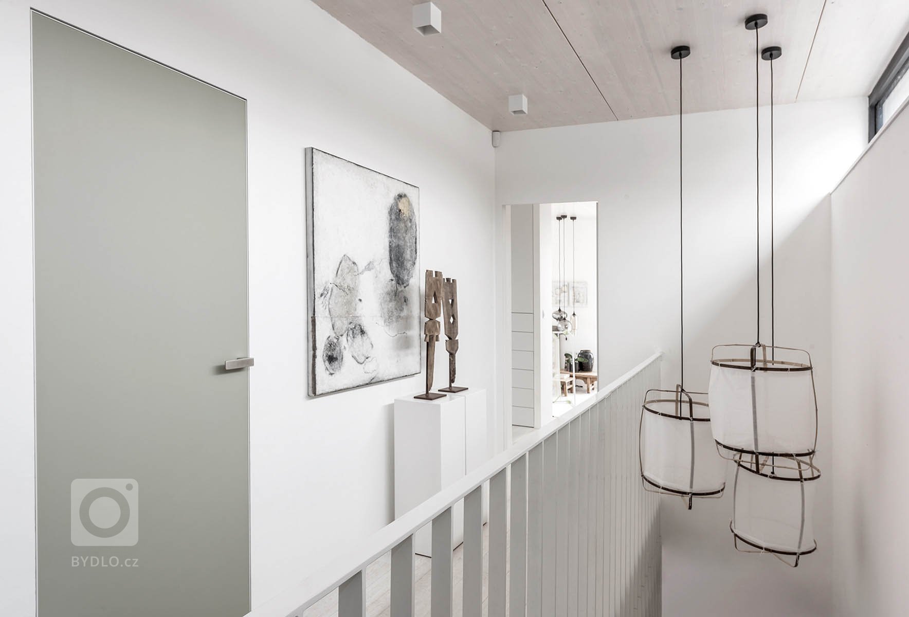 Dispozice domu je rozdělena do dvou podlaží. Strohá geometrie s pravoúhlými liniemi nábytku a prostorové bílé struktury probíhají interiérem a tím celý prostor…