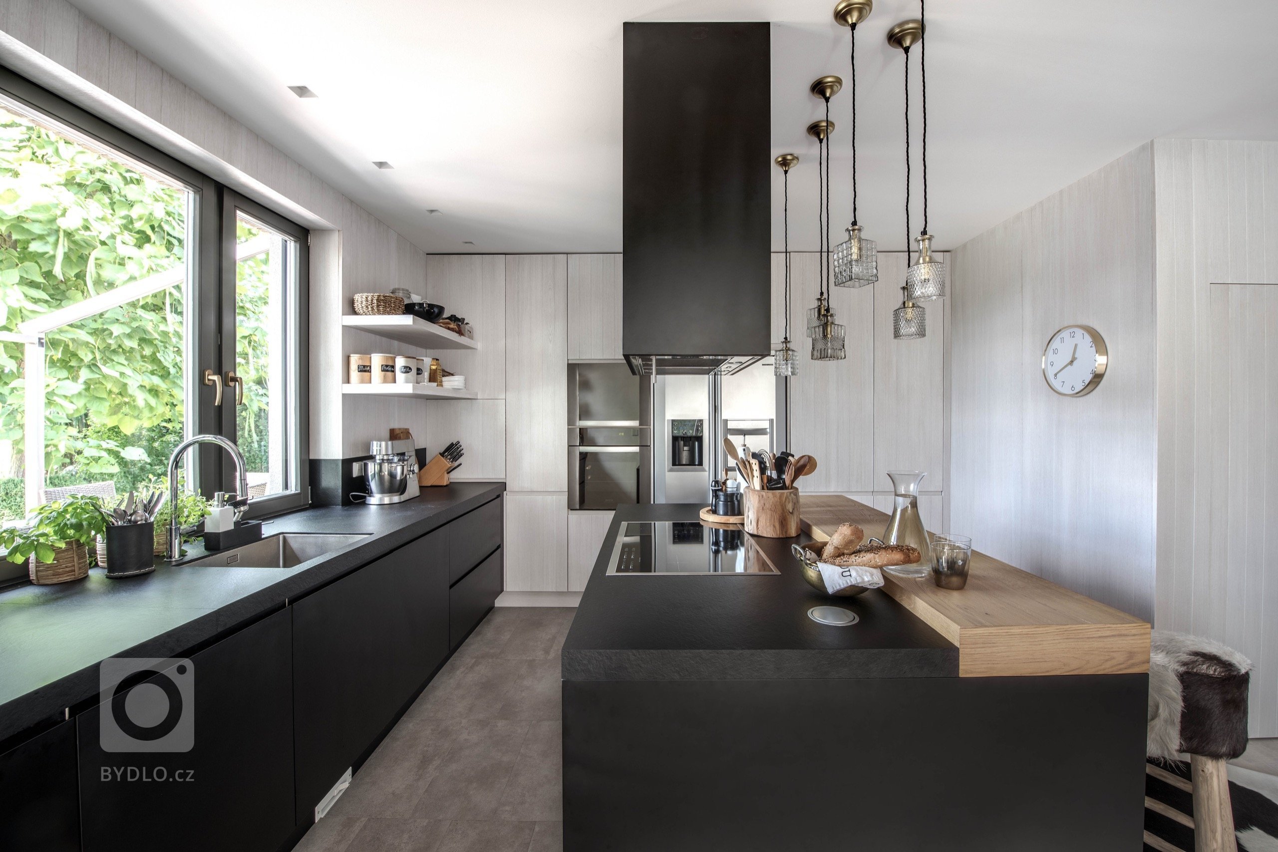 Mix městského stylu se středomořskou atmosférou a&nbsp;etnickými motivy se prolíná z&nbsp;exteriéru do interiéru. Potlačená barevná paleta, jakoby zašedlé…