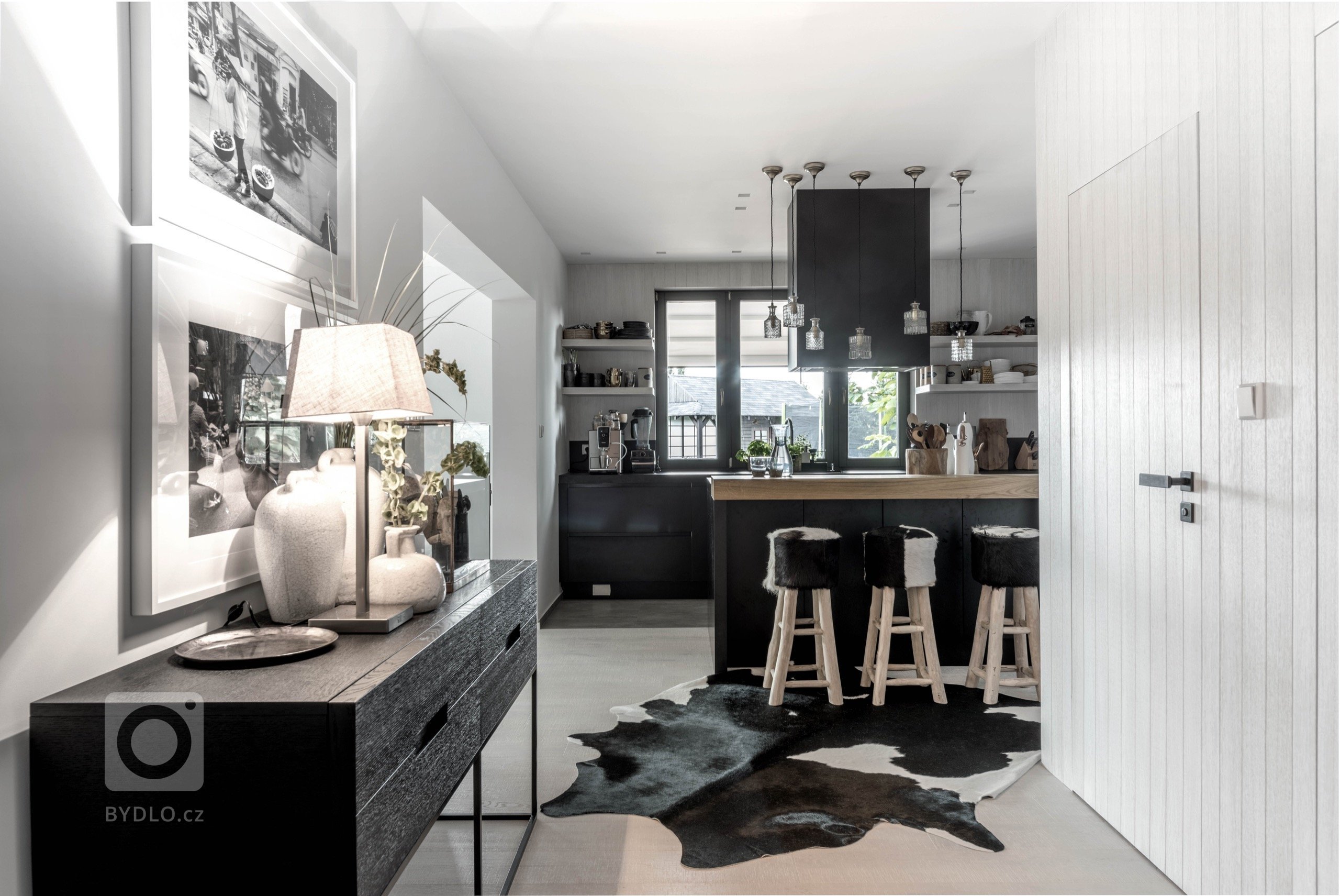 Mix městského stylu se středomořskou atmosférou a&nbsp;etnickými motivy se prolíná z&nbsp;exteriéru do interiéru. Potlačená barevná paleta, jakoby zašedlé…