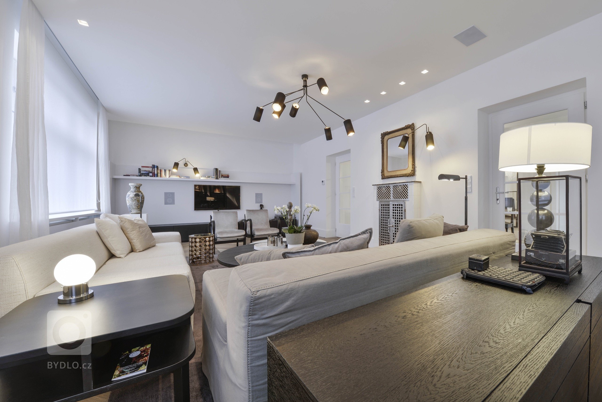 Bylo třeba zajistit pohodlné příležitostné přespání až 4 dětem a dvěma dospělým. V obývacím pokoji je rozkládací lůžko a rozkládací jsou i obě pohovky v druhém…