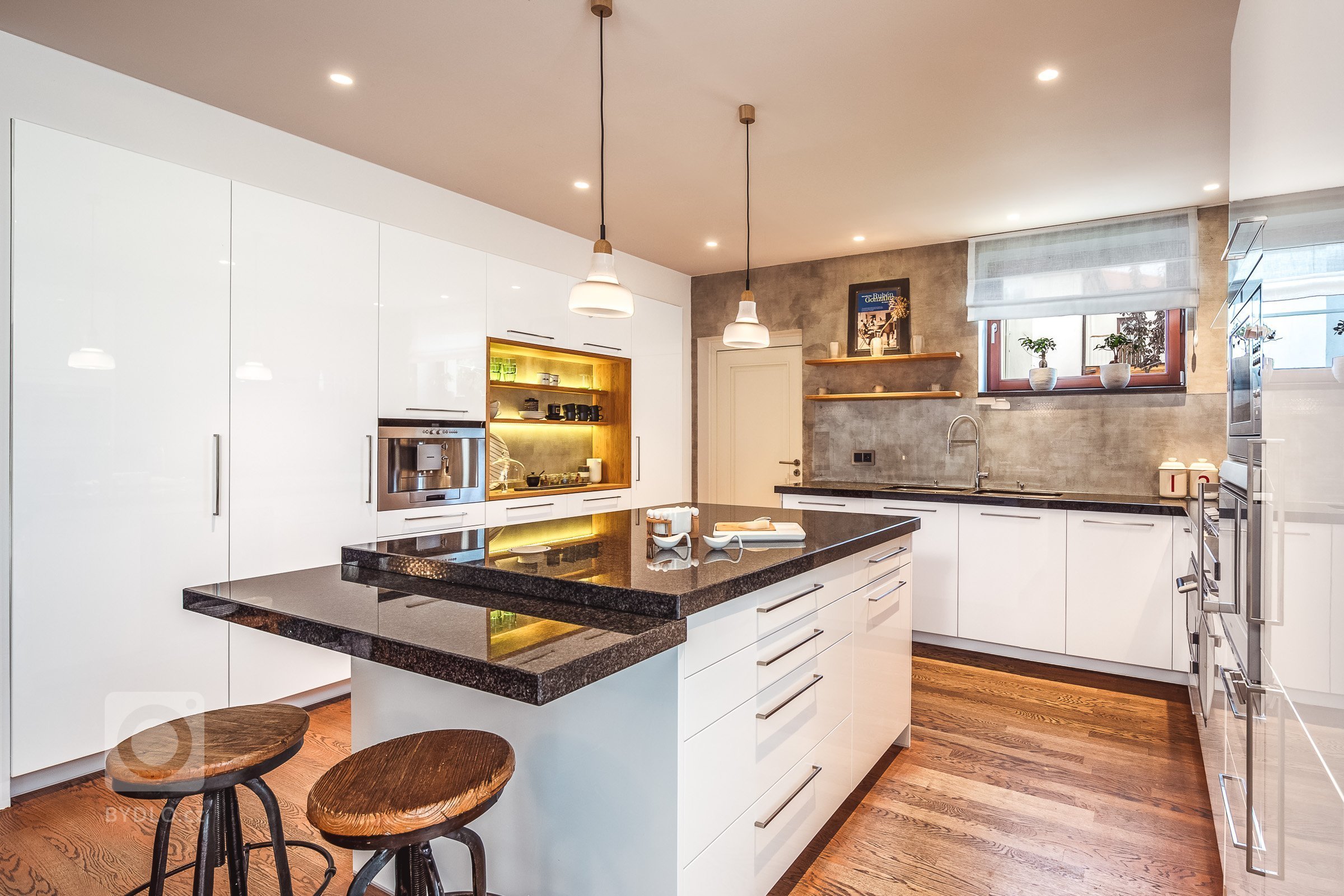 Pracovat na návrhu a realizaci tohoto prostoru mě velice těšilo. Vybraná kombinace betonové stěrky, bílé lakované MDF, černé kamenné pracovní desky a dřeva…