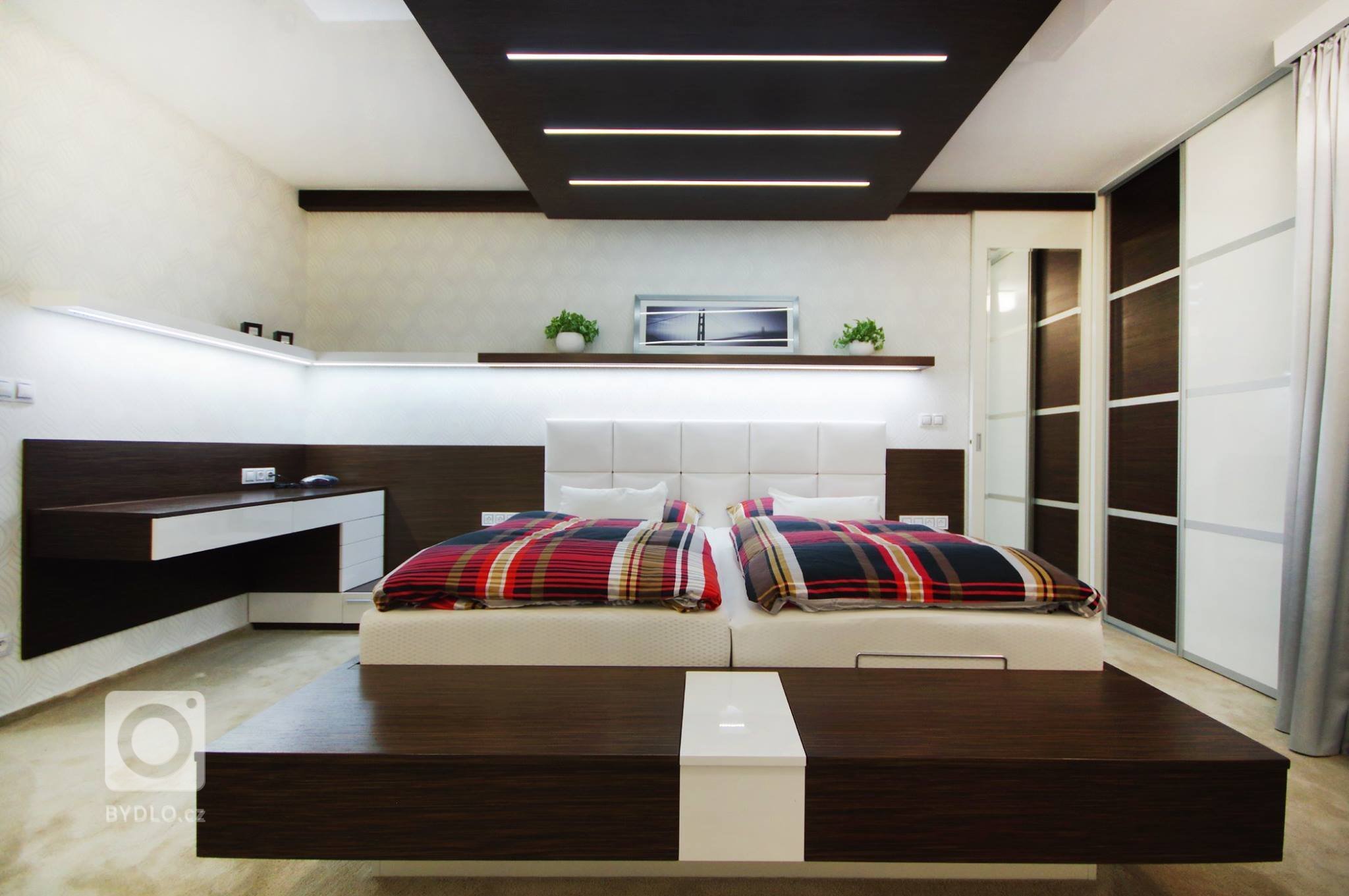 Když se vila poprvé otevřela našim zrakům, byla kompletně zařízena a dispozičně upravena ve stylu těžkých 90&#39;. Investoři jsou mladí lidé a byli velmi…