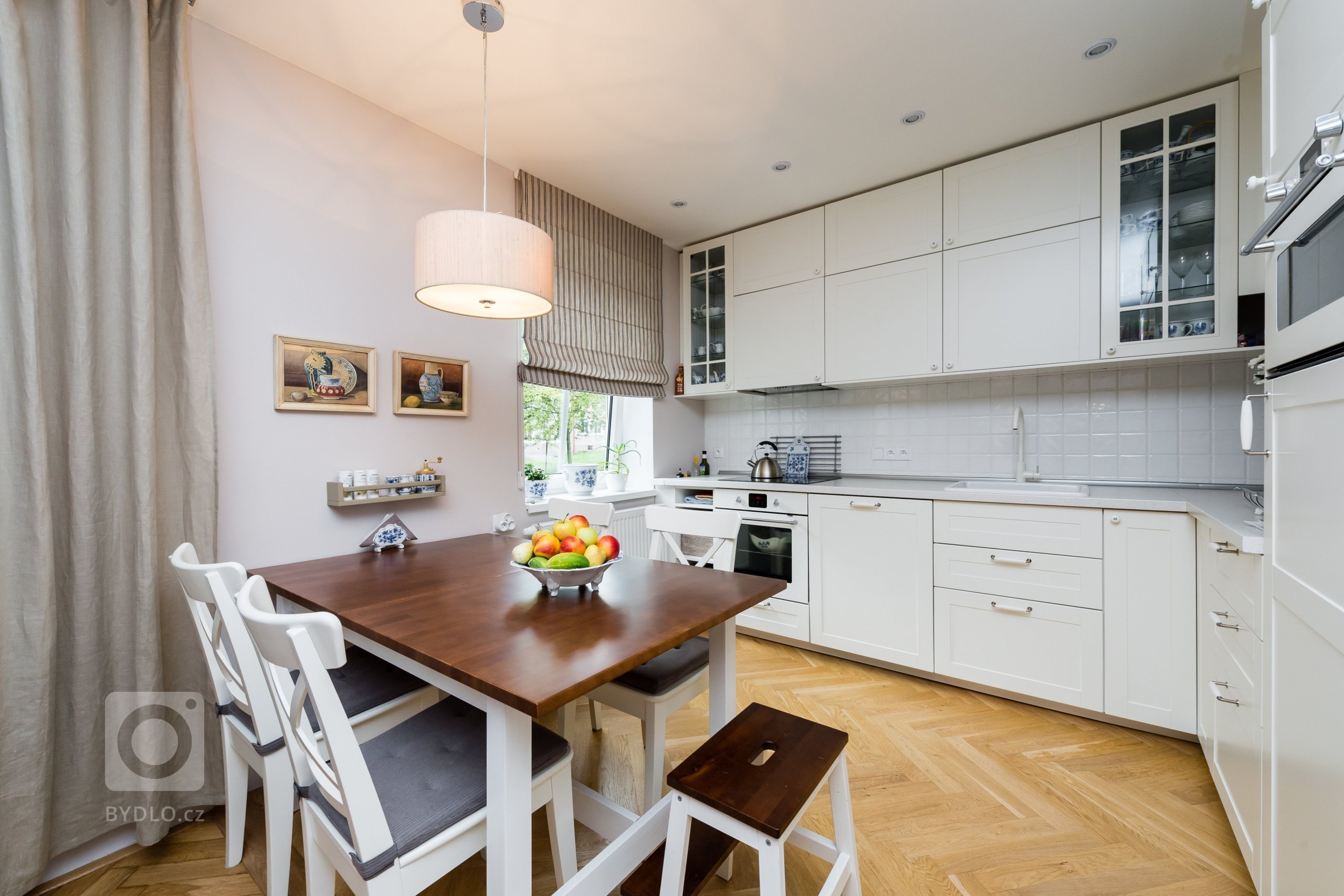 Tato zakázka byla netypická tím, že vzhledem k rychlosti dodávky se návrh rodil doslova na koleně. Byt měl být co nejdřívě obyvatelný, takže na detailní návrhy…