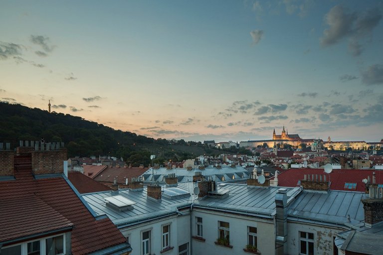 Byt v podkroví secesního domu v Praze je dispozičně řešen jako 2 + kk. Architektka výrazně neměnila původní dispozici - nakonec, při dvoupatrovém bytě s těmito…
