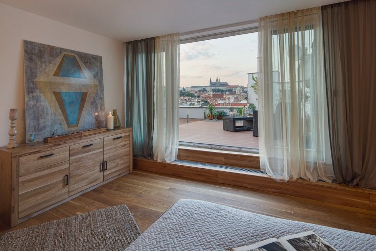 Byt v podkroví secesního domu v Praze je dispozičně řešen jako 2 + kk. Architektka výrazně neměnila původní dispozici - nakonec, při dvoupatrovém bytě s těmito…