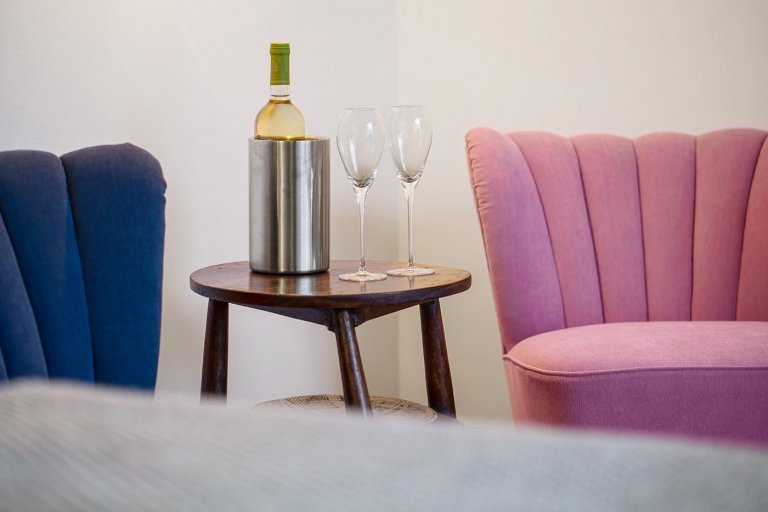 Byt v podkroví secesního domu v Praze je dispozičně řešen jako 2 + kk. Architektka výrazně neměnila původní dispozici - nakonec, při dvoupatrovém bytě s těmito…