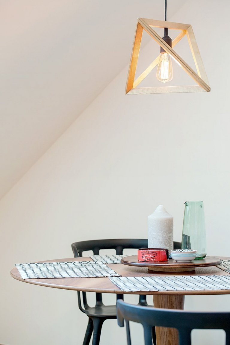 Byt v podkroví secesního domu v Praze je dispozičně řešen jako 2 + kk. Architektka výrazně neměnila původní dispozici - nakonec, při dvoupatrovém bytě s těmito…