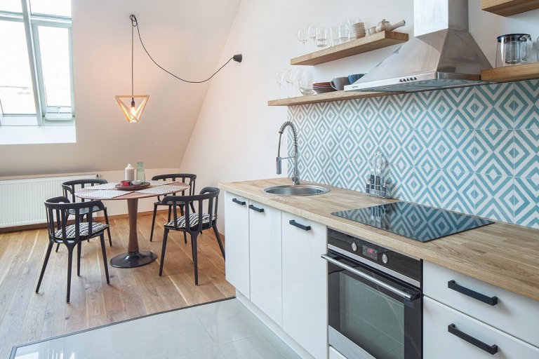 Byt v podkroví secesního domu v Praze je dispozičně řešen jako 2 + kk. Architektka výrazně neměnila původní dispozici - nakonec, při dvoupatrovém bytě s těmito…