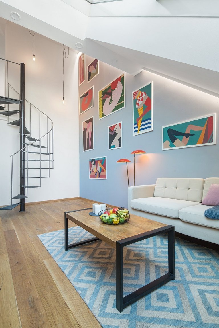 Byt v podkroví secesního domu v Praze je dispozičně řešen jako 2 + kk. Architektka výrazně neměnila původní dispozici - nakonec, při dvoupatrovém bytě s těmito…