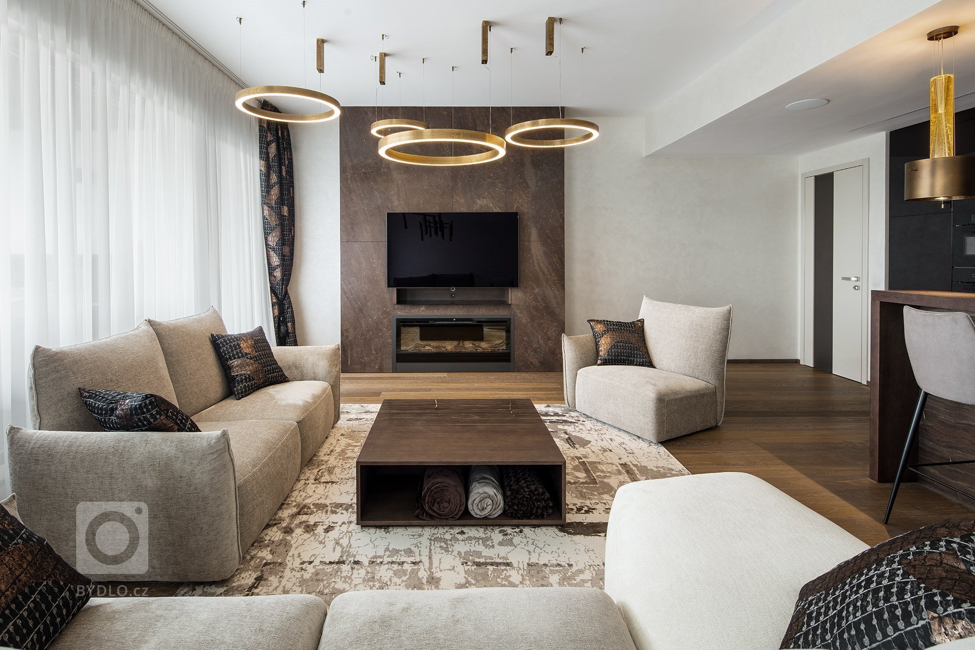 Přáním klientů bylo vytvoření komfortního, netradičního interiéru s&nbsp;dostatkem soukromí pro členy rodiny, zároveň s&nbsp;výraznou obytnou částí

Interiér…