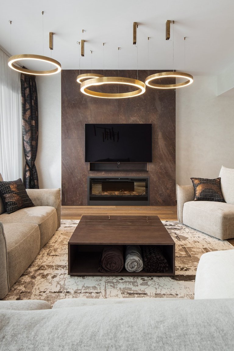 Přáním klientů bylo vytvoření komfortního, netradičního interiéru s&nbsp;dostatkem soukromí pro členy rodiny, zároveň s&nbsp;výraznou obytnou částí

Interiér…