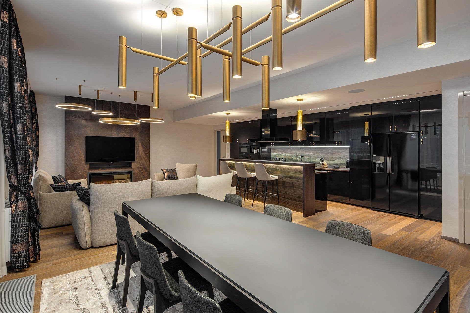 Přáním klientů bylo vytvoření komfortního, netradičního interiéru s&nbsp;dostatkem soukromí pro členy rodiny, zároveň s&nbsp;výraznou obytnou částí

Interiér…