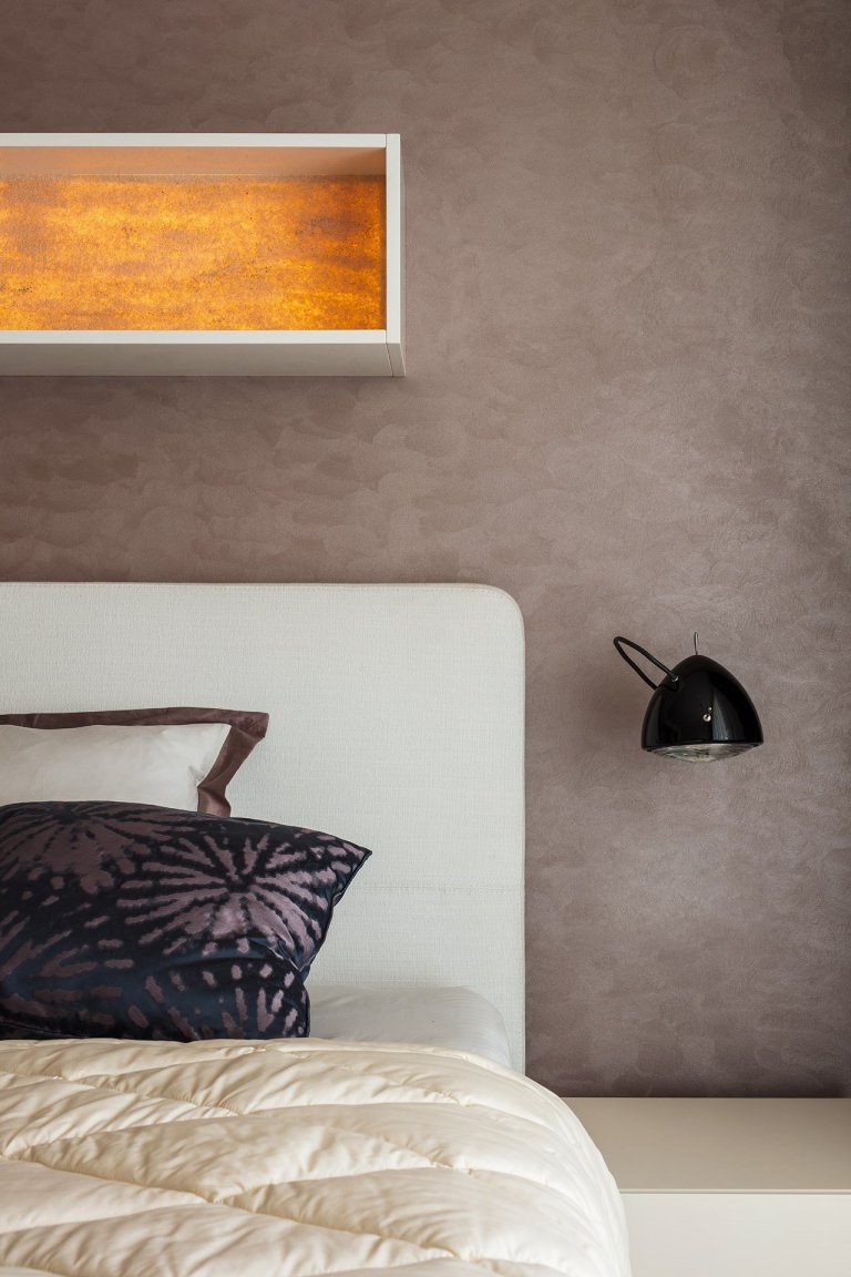 Přáním klientů bylo vytvoření komfortního, netradičního interiéru s&nbsp;dostatkem soukromí pro členy rodiny, zároveň s&nbsp;výraznou obytnou částí

Interiér…