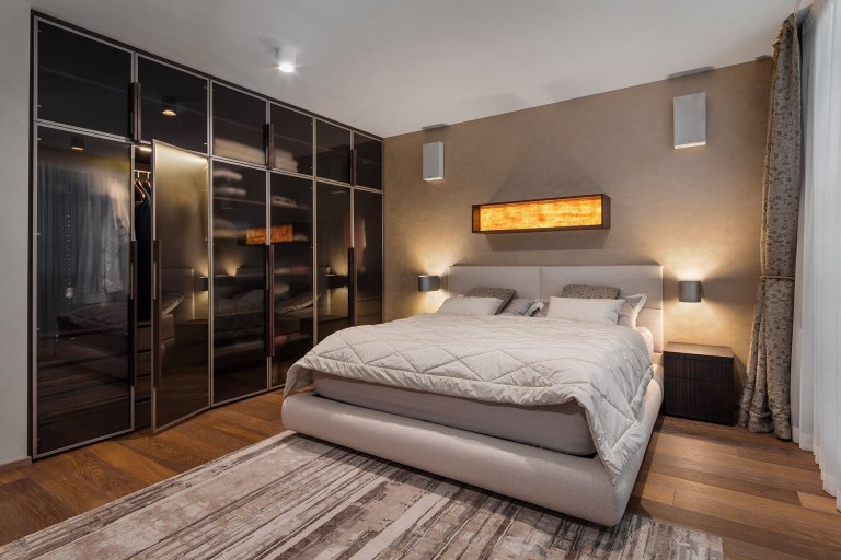 Přáním klientů bylo vytvoření komfortního, netradičního interiéru s&nbsp;dostatkem soukromí pro členy rodiny, zároveň s&nbsp;výraznou obytnou částí

Interiér…