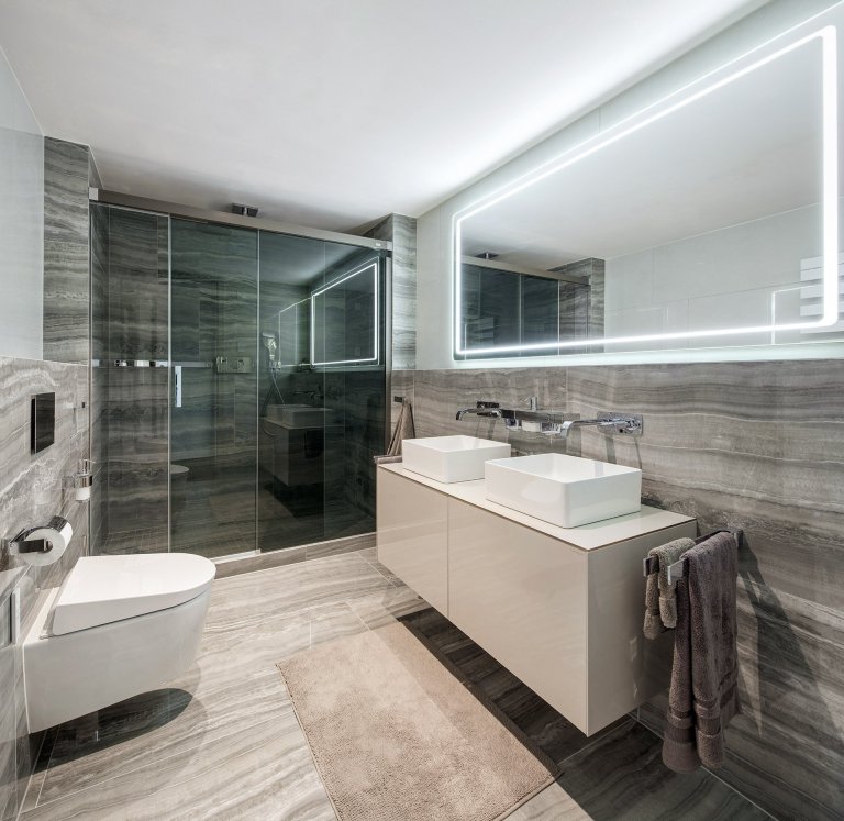 Přáním klientů bylo vytvoření komfortního, netradičního interiéru s&nbsp;dostatkem soukromí pro členy rodiny, zároveň s&nbsp;výraznou obytnou částí

Interiér…