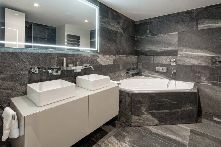 Přáním klientů bylo vytvoření komfortního, netradičního interiéru s&nbsp;dostatkem soukromí pro členy rodiny, zároveň s&nbsp;výraznou obytnou částí

Interiér…