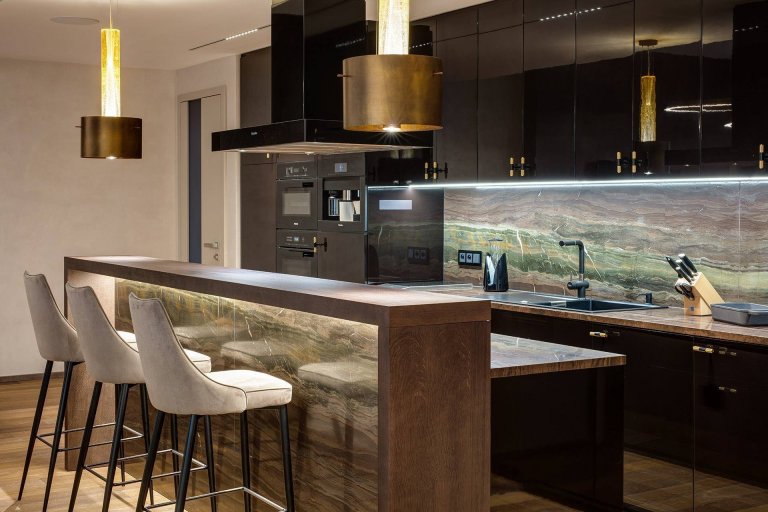 Přáním klientů bylo vytvoření komfortního, netradičního interiéru s&nbsp;dostatkem soukromí pro členy rodiny, zároveň s&nbsp;výraznou obytnou částí

Interiér…