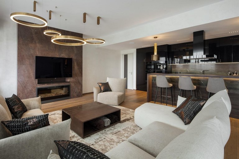 Přáním klientů bylo vytvoření komfortního, netradičního interiéru s&nbsp;dostatkem soukromí pro členy rodiny, zároveň s&nbsp;výraznou obytnou částí

Interiér…