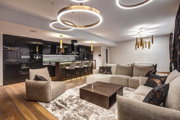 Přáním klientů bylo vytvoření komfortního, netradičního interiéru s&nbsp;dostatkem soukromí pro členy rodiny, zároveň s&nbsp;výraznou obytnou částí

Interiér…