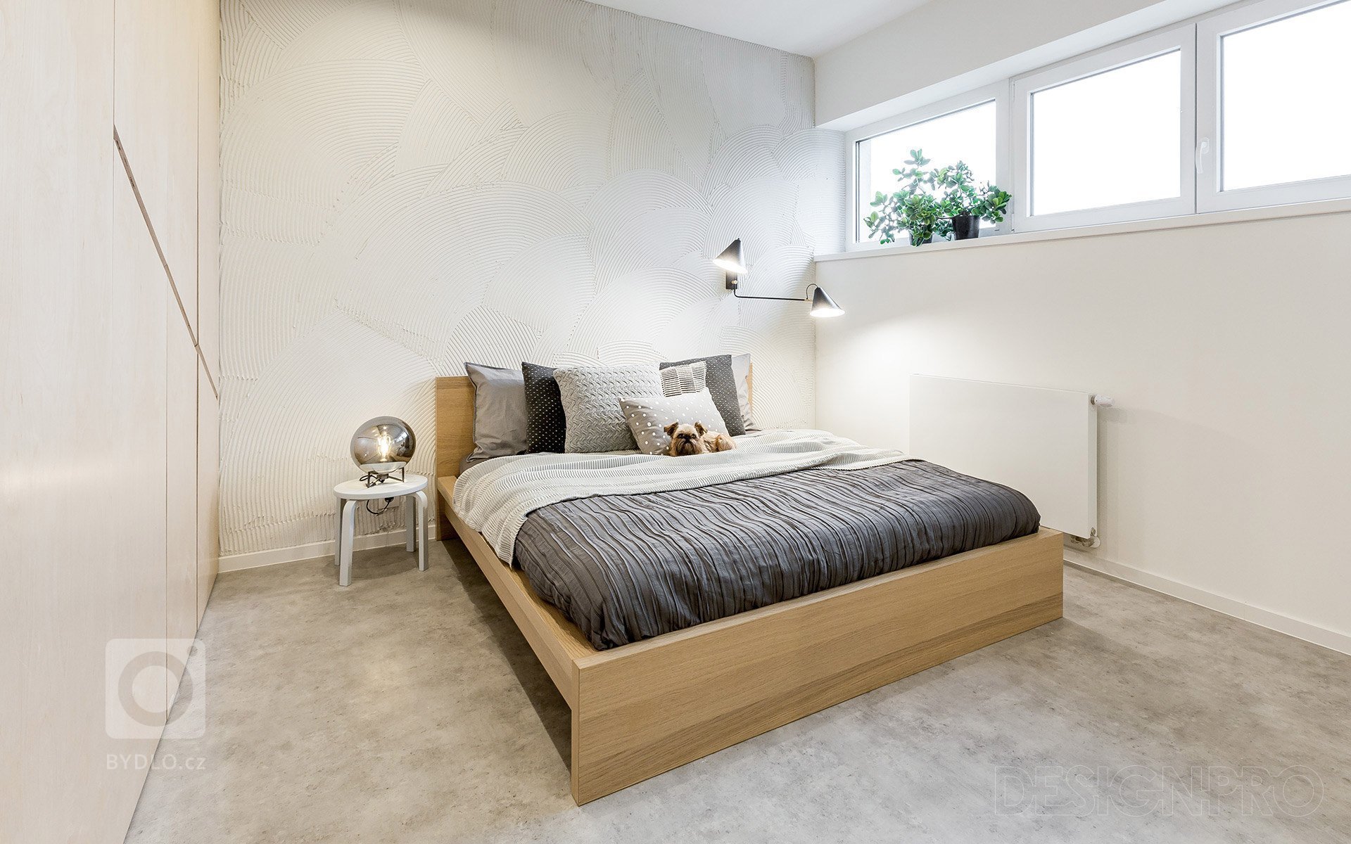 Interiér bytu v novostavbě bytového domu v pražských Hodkovičkách.&nbsp;Byt určený pro mladou slečnu jsme s klientkou začali řešit již v průběhu klientských…