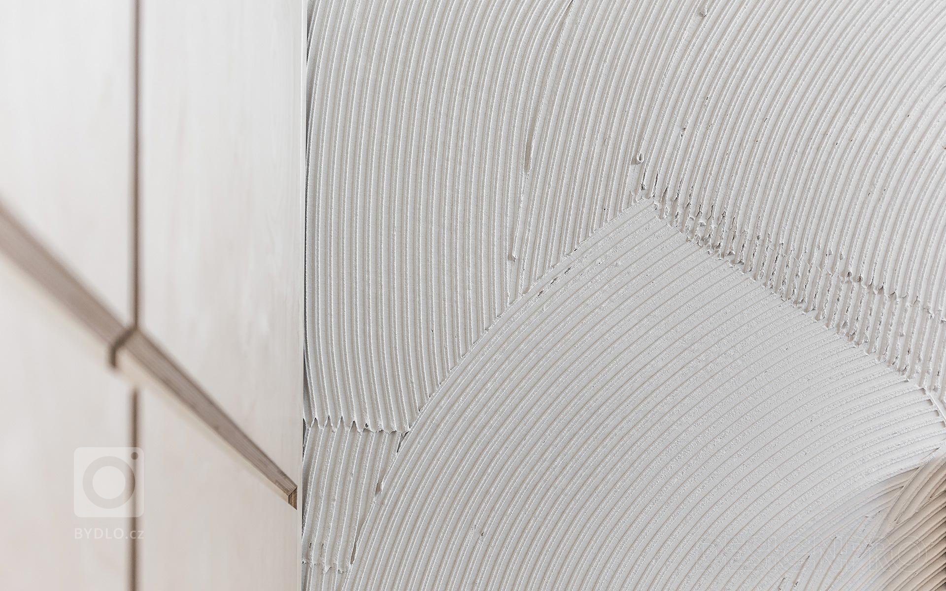 Interiér bytu v novostavbě bytového domu v pražských Hodkovičkách.&nbsp;Byt určený pro mladou slečnu jsme s klientkou začali řešit již v průběhu klientských…