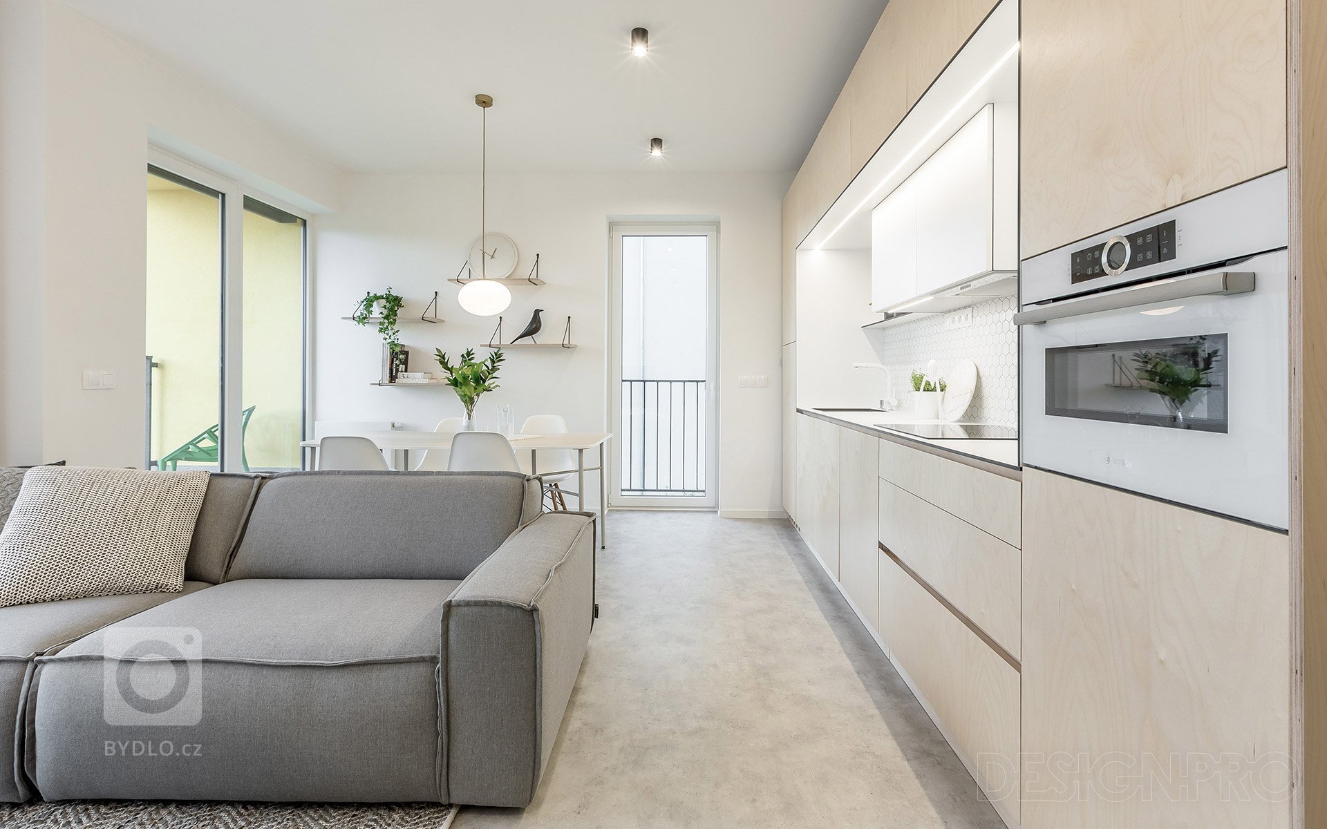 Interiér bytu v novostavbě bytového domu v pražských Hodkovičkách.&nbsp;Byt určený pro mladou slečnu jsme s klientkou začali řešit již v průběhu klientských…