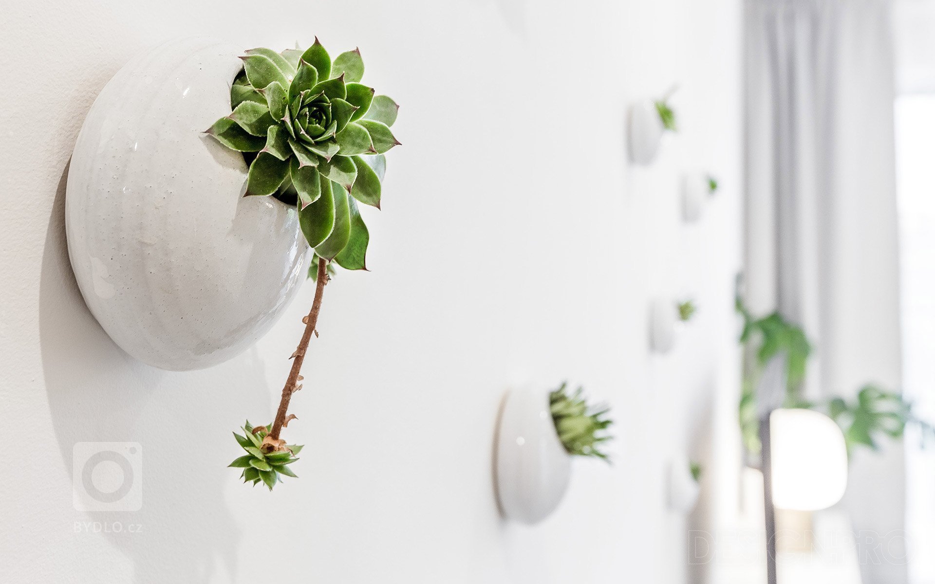 Interiér bytu v novostavbě bytového domu v pražských Hodkovičkách.&nbsp;Byt určený pro mladou slečnu jsme s klientkou začali řešit již v průběhu klientských…