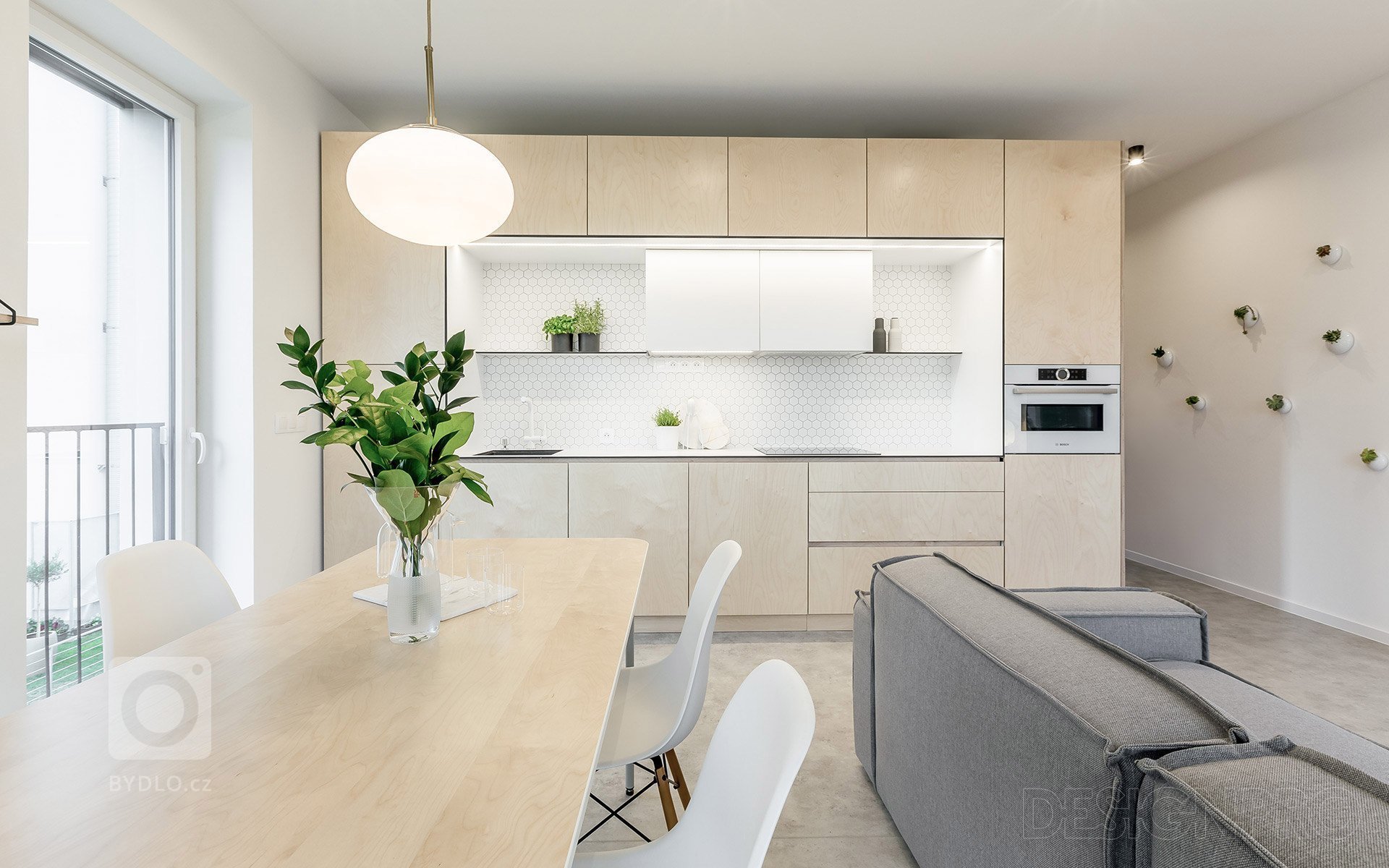 Interiér bytu v novostavbě bytového domu v pražských Hodkovičkách.&nbsp;Byt určený pro mladou slečnu jsme s klientkou začali řešit již v průběhu klientských…