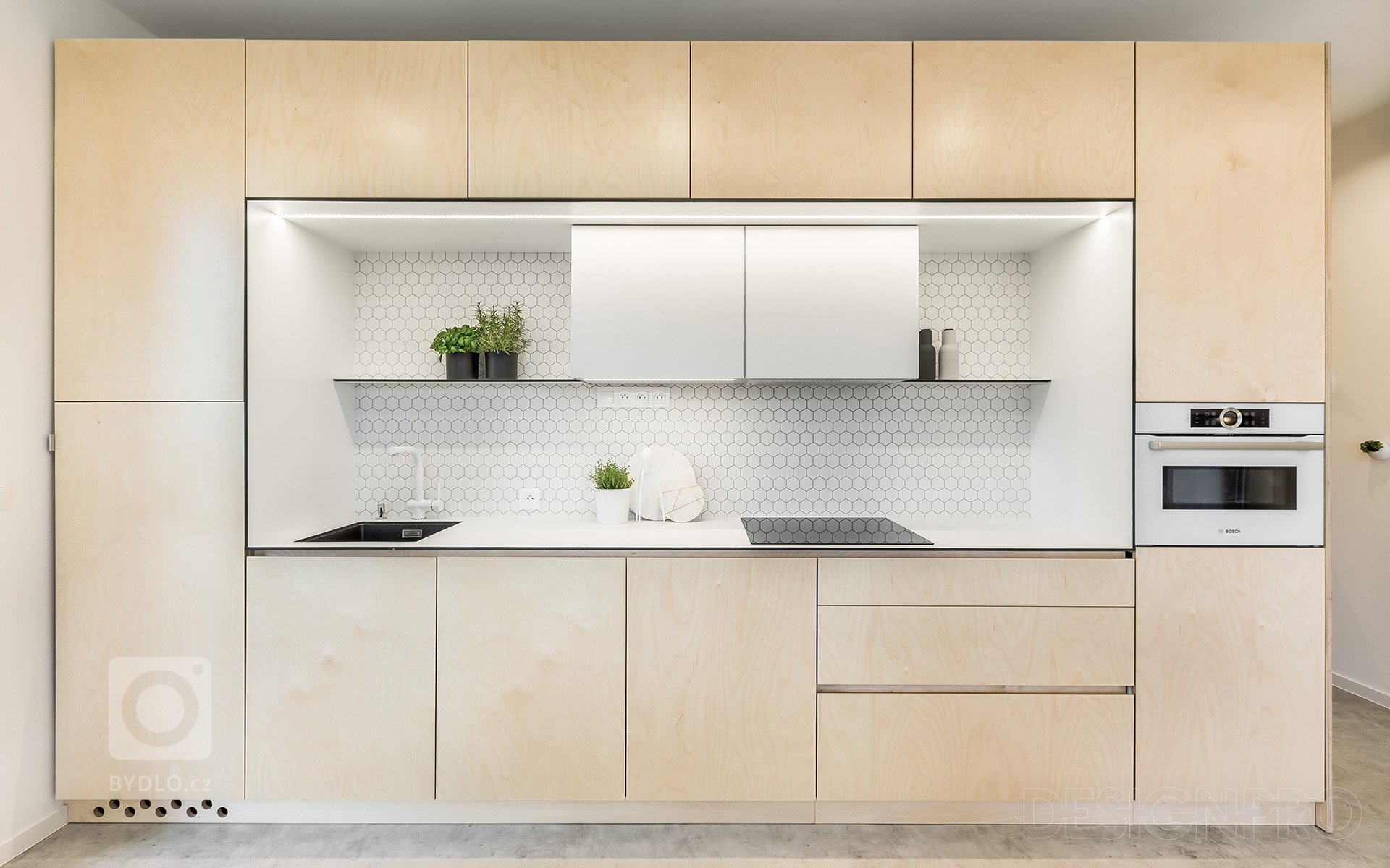 Interiér bytu v novostavbě bytového domu v pražských Hodkovičkách.&nbsp;Byt určený pro mladou slečnu jsme s klientkou začali řešit již v průběhu klientských…