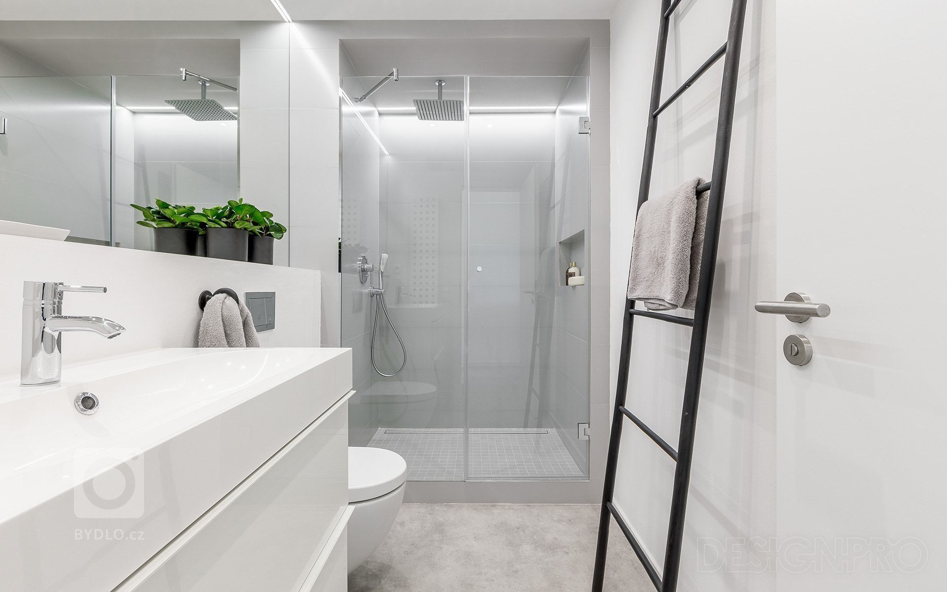 Interiér bytu v novostavbě bytového domu v pražských Hodkovičkách.&nbsp;Byt určený pro mladou slečnu jsme s klientkou začali řešit již v průběhu klientských…