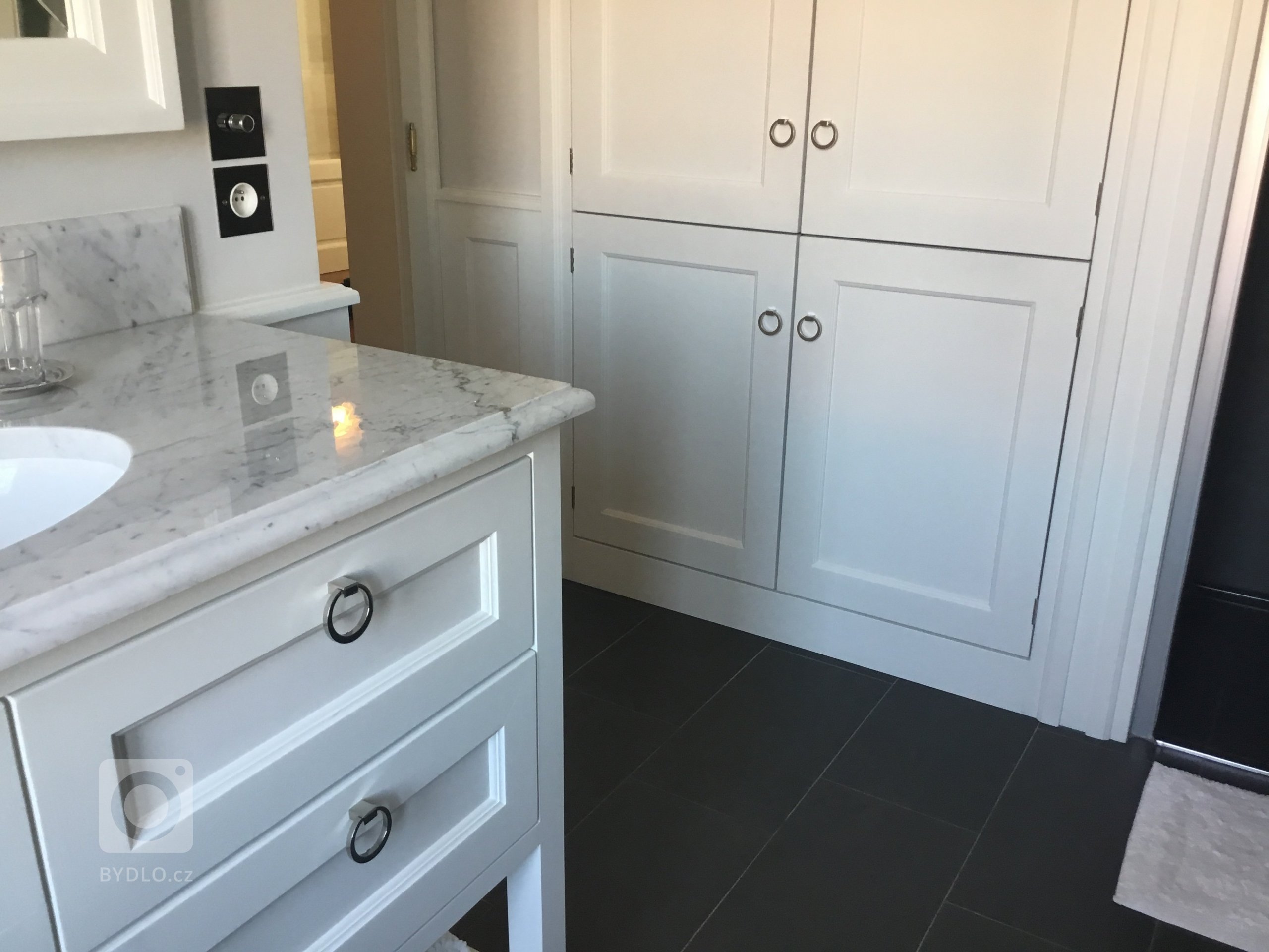 Pro klienta v Praze jsme vyrobili koupelnový&nbsp;nábytek na míru včetně panelů na zdi.

