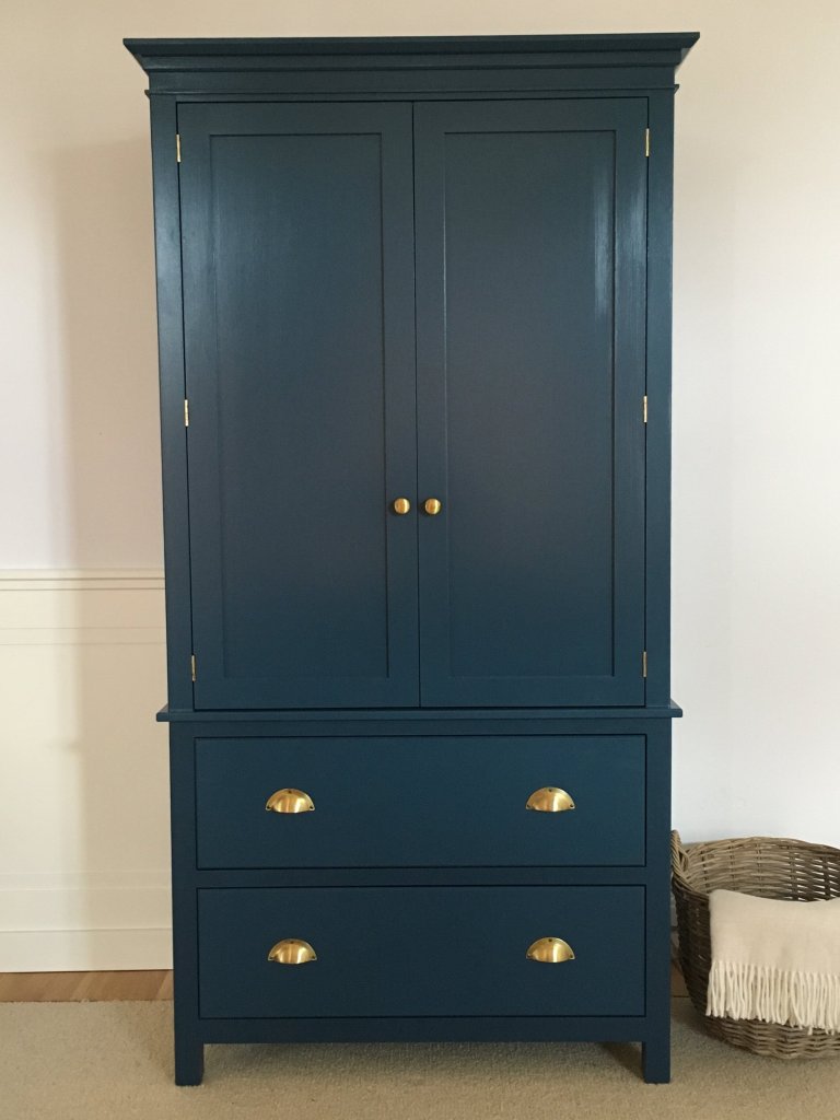 Klasická anglická ručně vyrobená kredenc z masivního tvrdého dřeva. Dubové šuplíky s rybinovým čepem. Ručně natřena tmavě&nbsp;modrou barvou.&nbsp; Vyrobeno v…