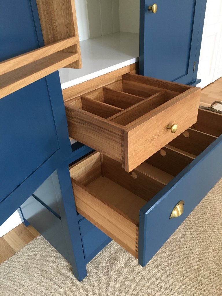 Klasická anglická ručně vyrobená kredenc z masivního tvrdého dřeva. Dubové šuplíky s rybinovým čepem. Ručně natřena tmavě&nbsp;modrou barvou.&nbsp; Vyrobeno v…