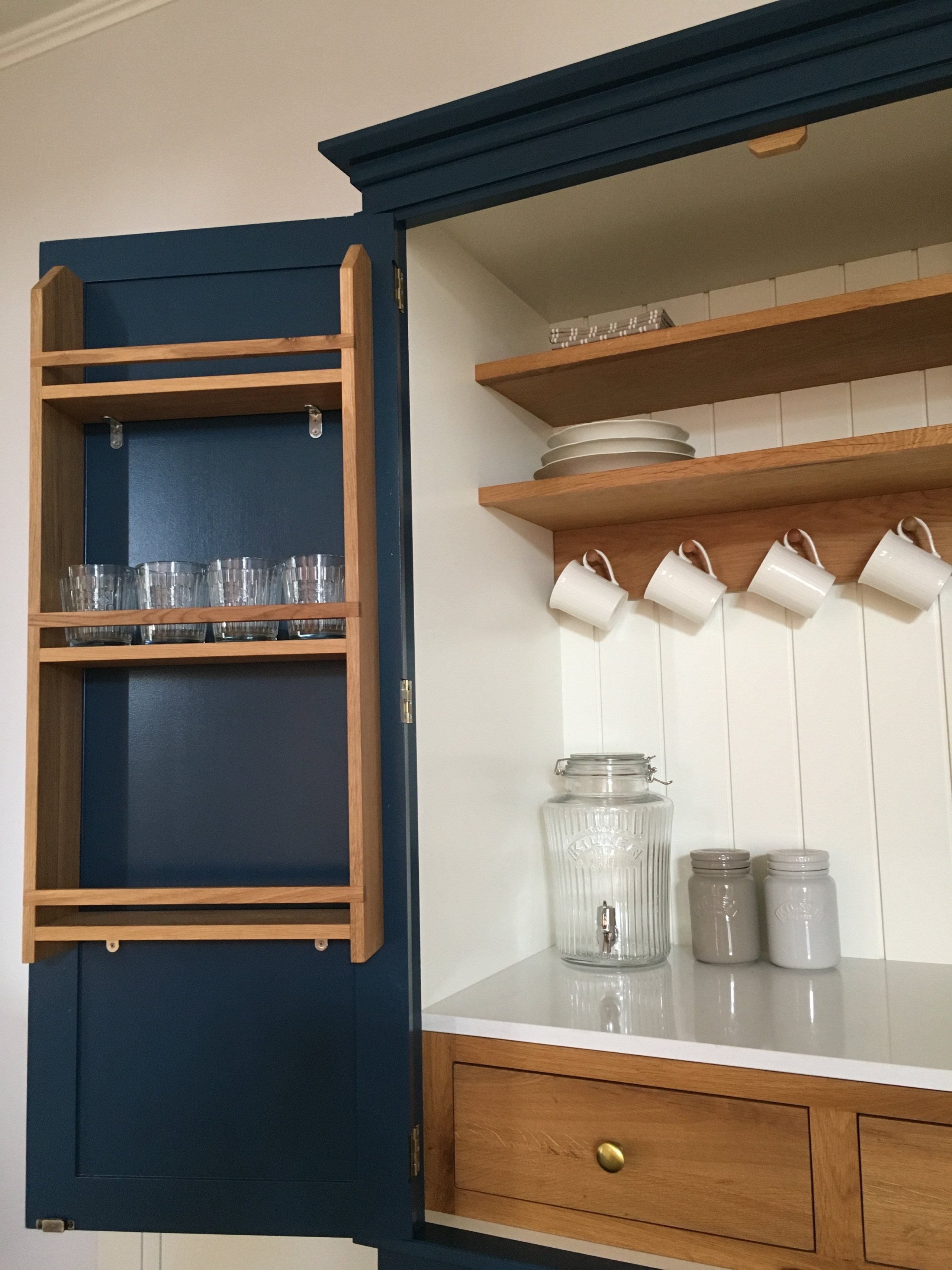 Klasická anglická ručně vyrobená kredenc z masivního tvrdého dřeva. Dubové šuplíky s rybinovým čepem. Ručně natřena tmavě&nbsp;modrou barvou.&nbsp; Vyrobeno v…