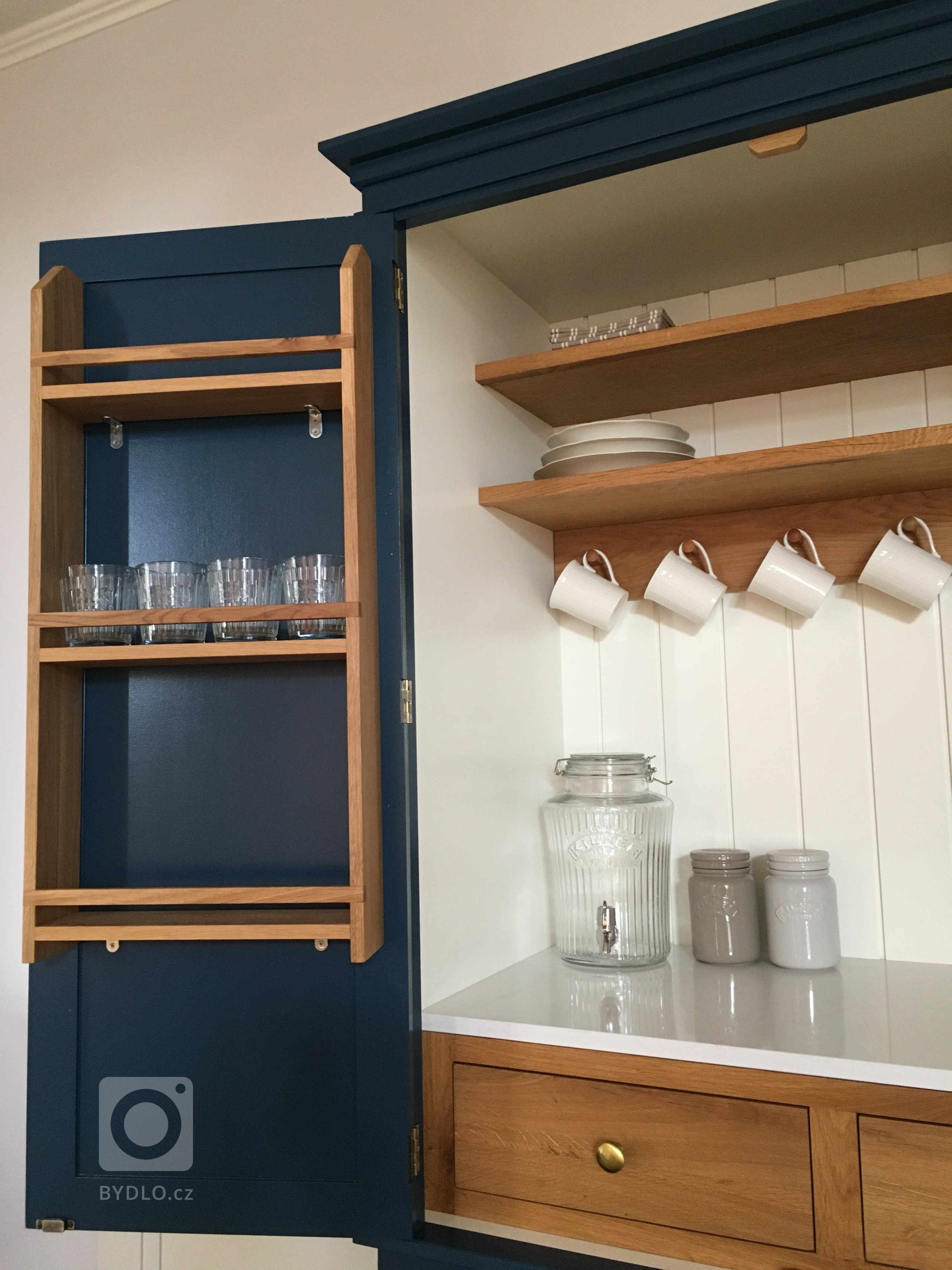 Klasická anglická ručně vyrobená kredenc z masivního tvrdého dřeva. Dubové šuplíky s rybinovým čepem. Ručně natřena tmavě&nbsp;modrou barvou.&nbsp; Vyrobeno v…