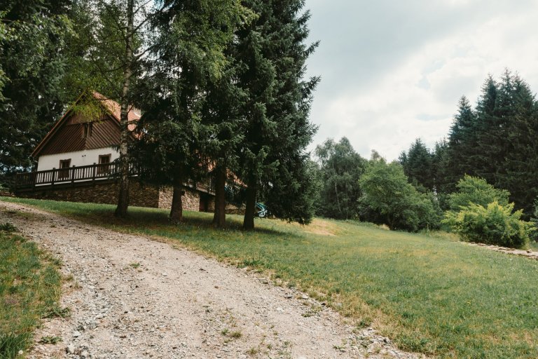 Tato krásná kuchyně propojuje kombinaci dubového dřeva, ručního nátěru a přírodního kamene. Dubová prosklená kredenc nabízí spoustu úložného prostoru a díky…