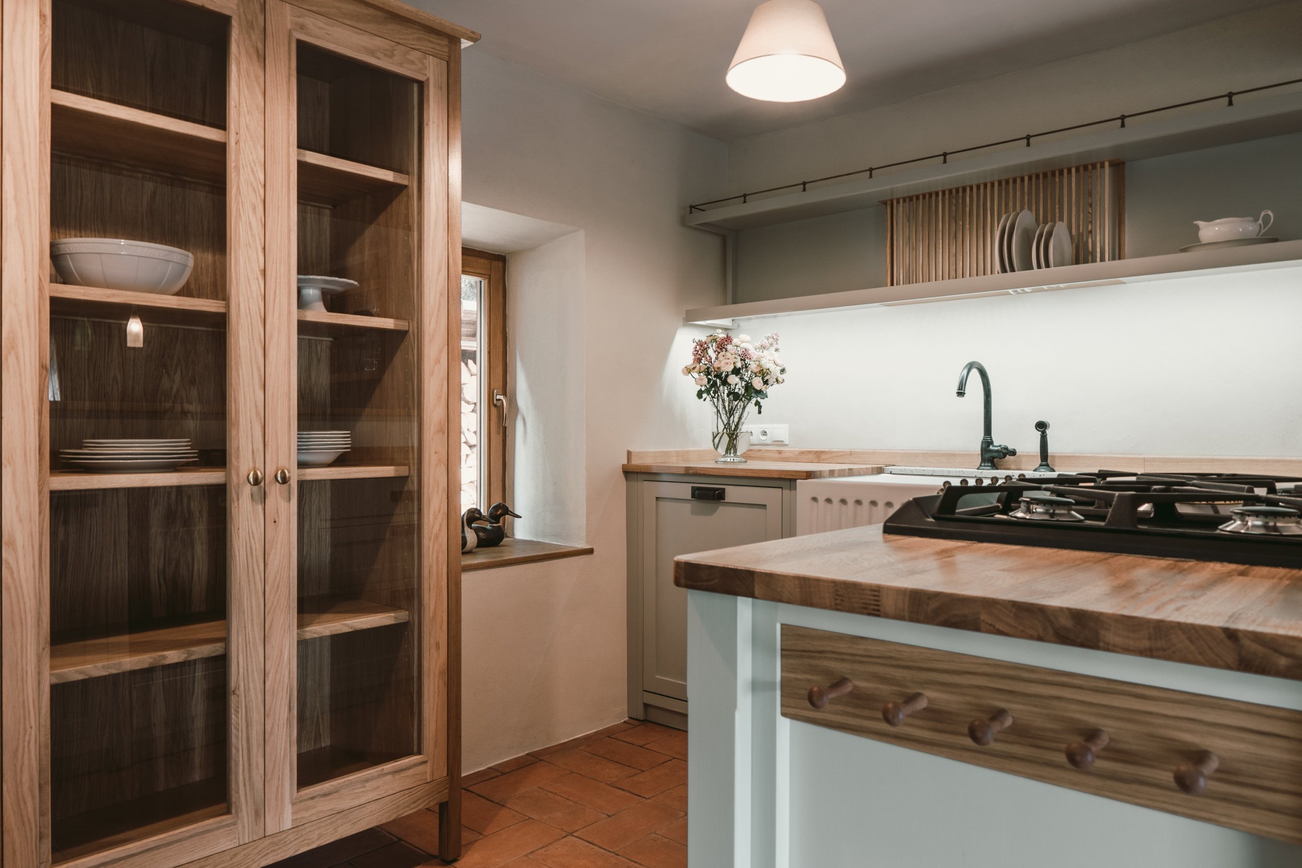 Tato krásná kuchyně propojuje kombinaci dubového dřeva, ručního nátěru a přírodního kamene. Dubová prosklená kredenc nabízí spoustu úložného prostoru a díky…