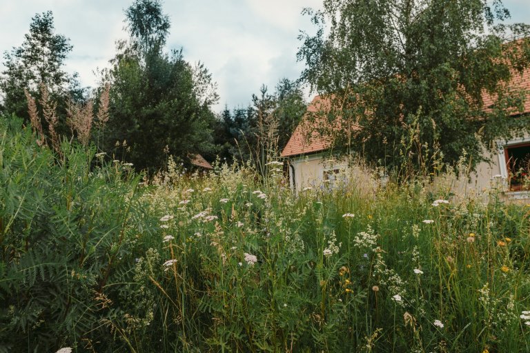 Tato krásná kuchyně propojuje kombinaci dubového dřeva, ručního nátěru a přírodního kamene. Dubová prosklená kredenc nabízí spoustu úložného prostoru a díky…
