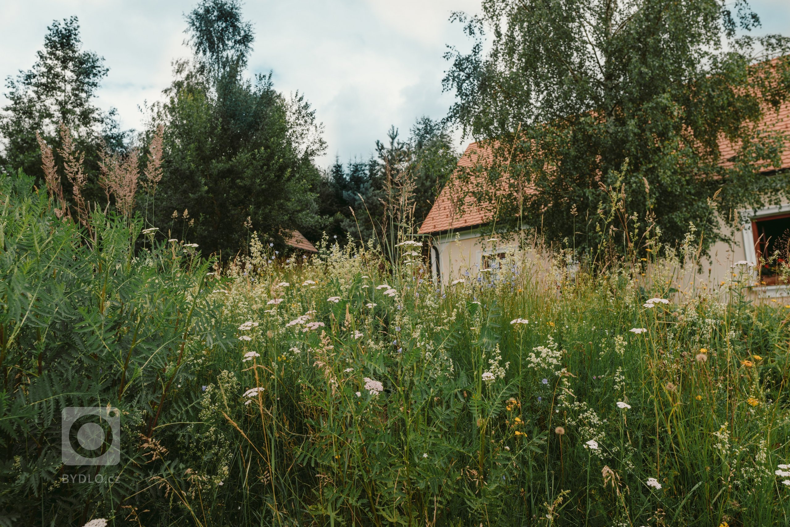 Tato krásná kuchyně propojuje kombinaci dubového dřeva, ručního nátěru a přírodního kamene. Dubová prosklená kredenc nabízí spoustu úložného prostoru a díky…
