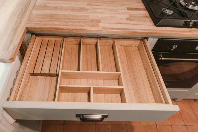 Tato krásná kuchyně propojuje kombinaci dubového dřeva, ručního nátěru a přírodního kamene. Dubová prosklená kredenc nabízí spoustu úložného prostoru a díky…