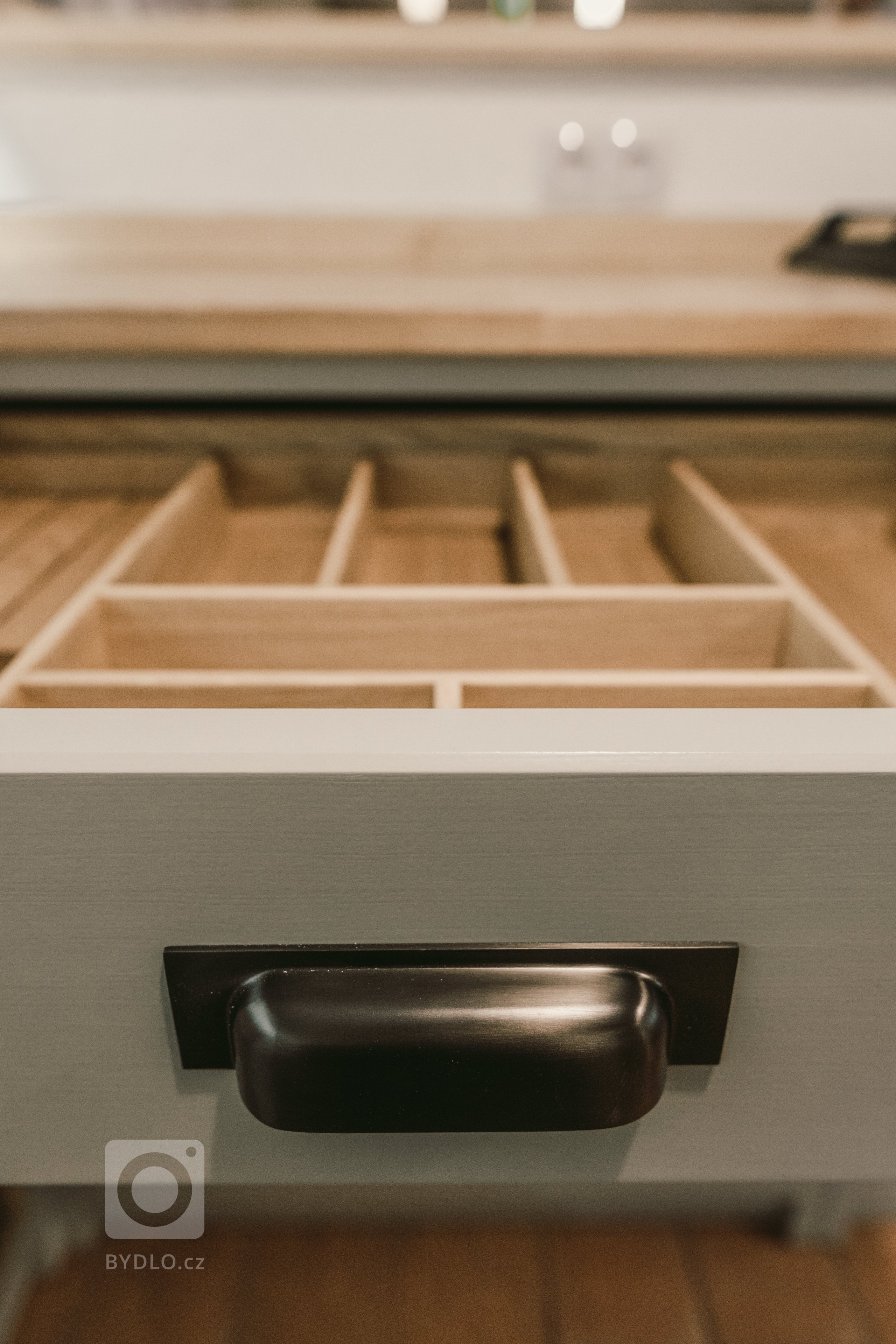 Tato krásná kuchyně propojuje kombinaci dubového dřeva, ručního nátěru a přírodního kamene. Dubová prosklená kredenc nabízí spoustu úložného prostoru a díky…