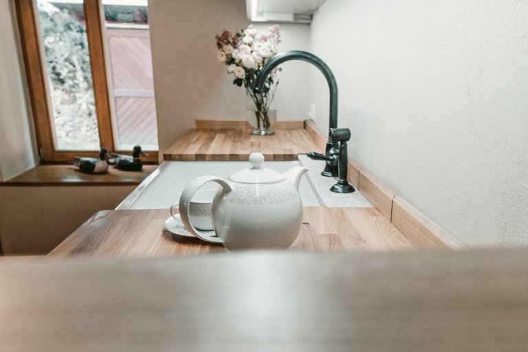 Tato krásná kuchyně propojuje kombinaci dubového dřeva, ručního nátěru a přírodního kamene. Dubová prosklená kredenc nabízí spoustu úložného prostoru a díky…