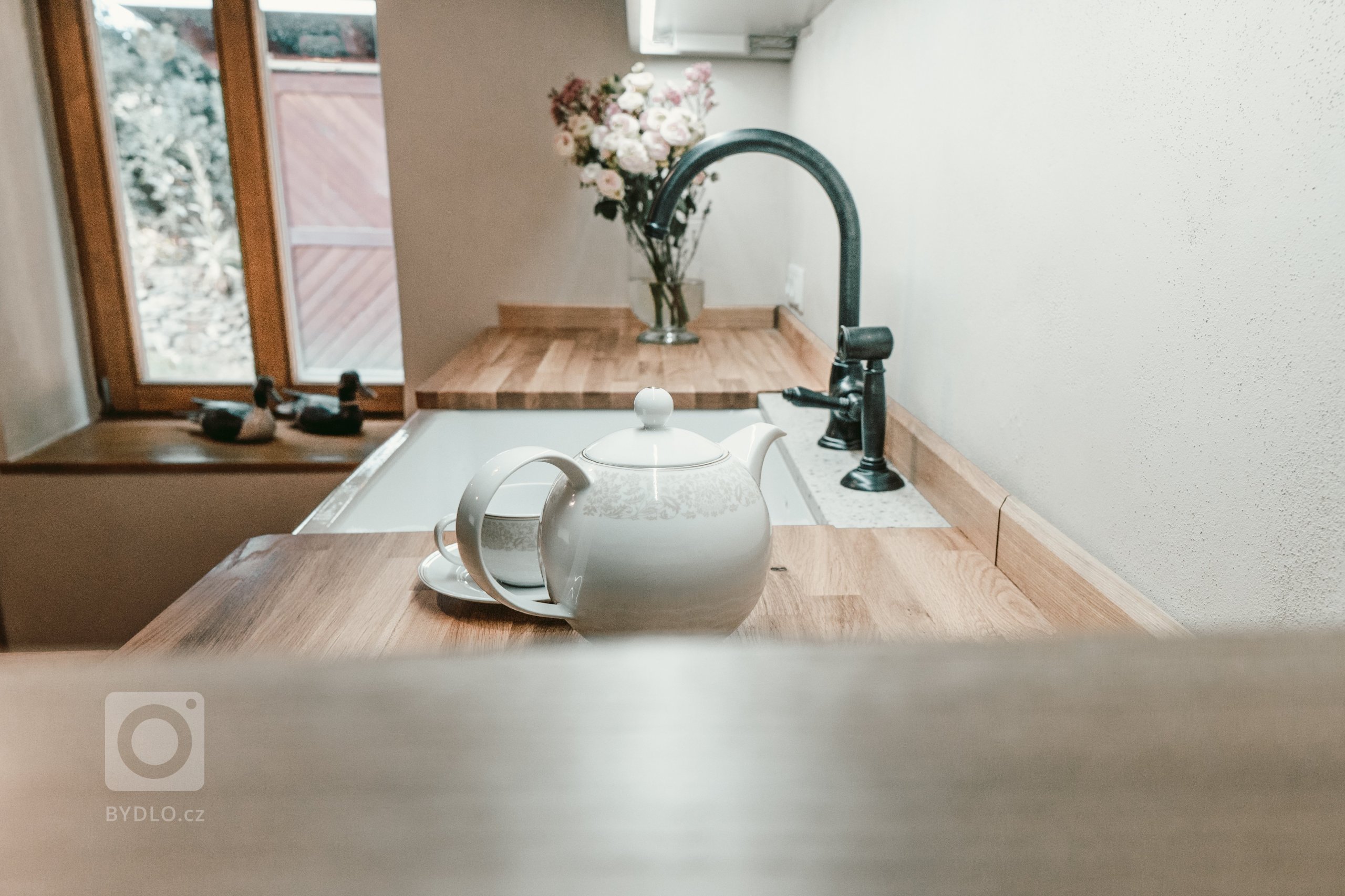 Tato krásná kuchyně propojuje kombinaci dubového dřeva, ručního nátěru a přírodního kamene. Dubová prosklená kredenc nabízí spoustu úložného prostoru a díky…